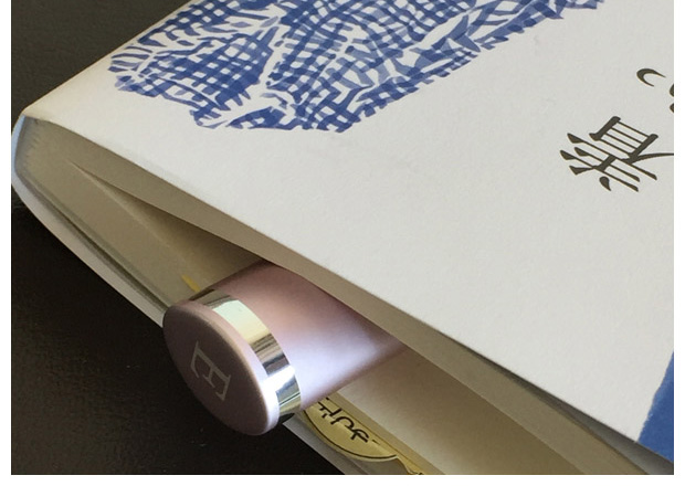 本のしおりとしてスレンダーアイズ・チューブ