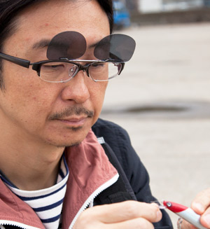 手元の作業に便利なレンズを跳ね上げ