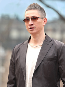 大きめのレンズシェイプとシャープなデザイン