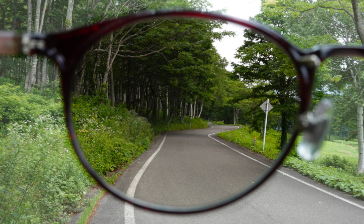 薄い色合いでも眩しさを抑え長時間の使用にも疲れにくいレンズカラー