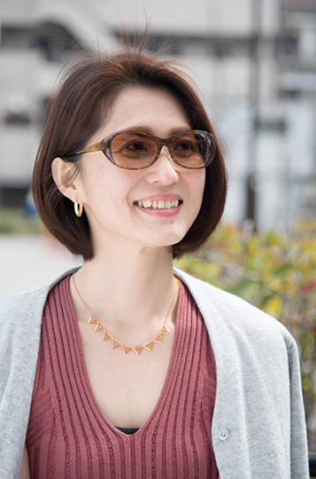 サングラスをかけた女性