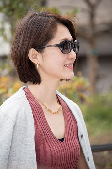 サングラスをかけた女性