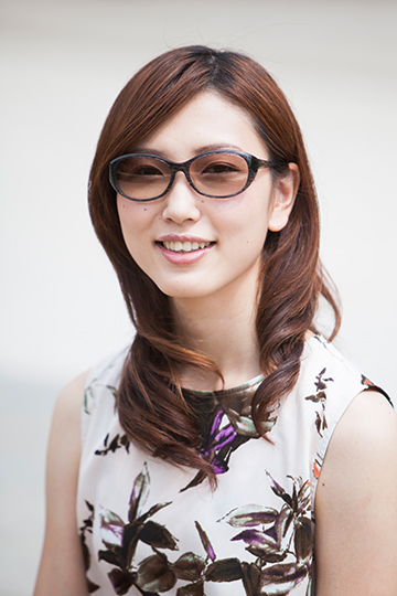 サングラスをかけた女性