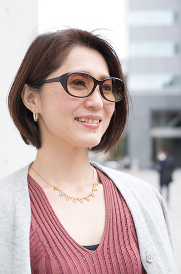 サングラスをかけた女性