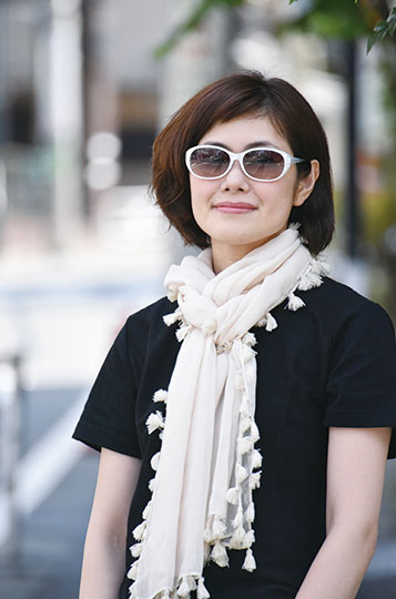 サングラスをかけた女性