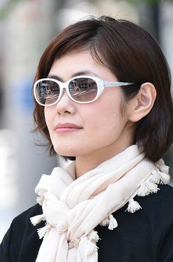 サングラスをかけた女性
